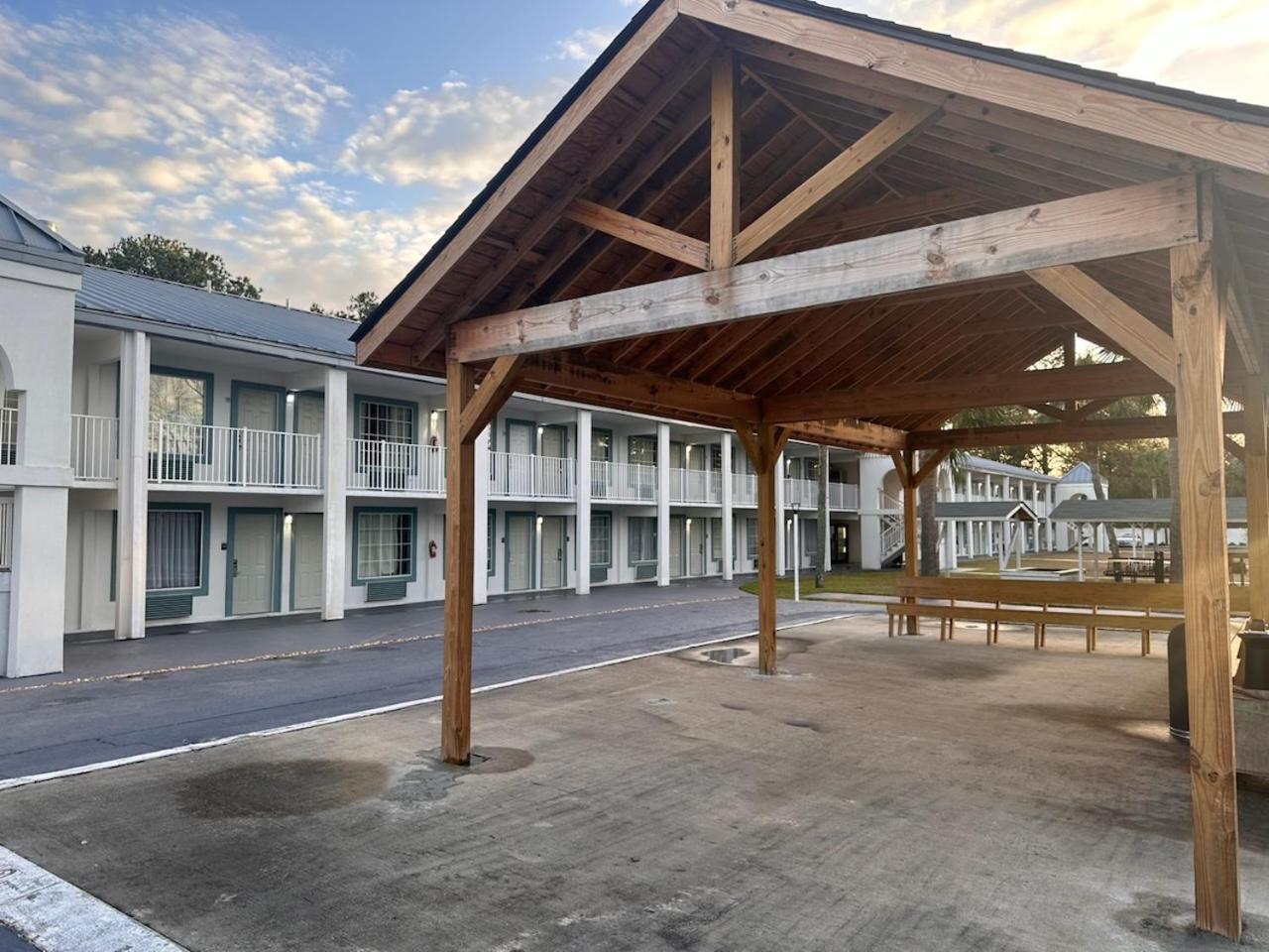 Suburban Studios by Choice Hotels: New Rooms with Kitchens & Premium Amenities Brunswick Exterior photo