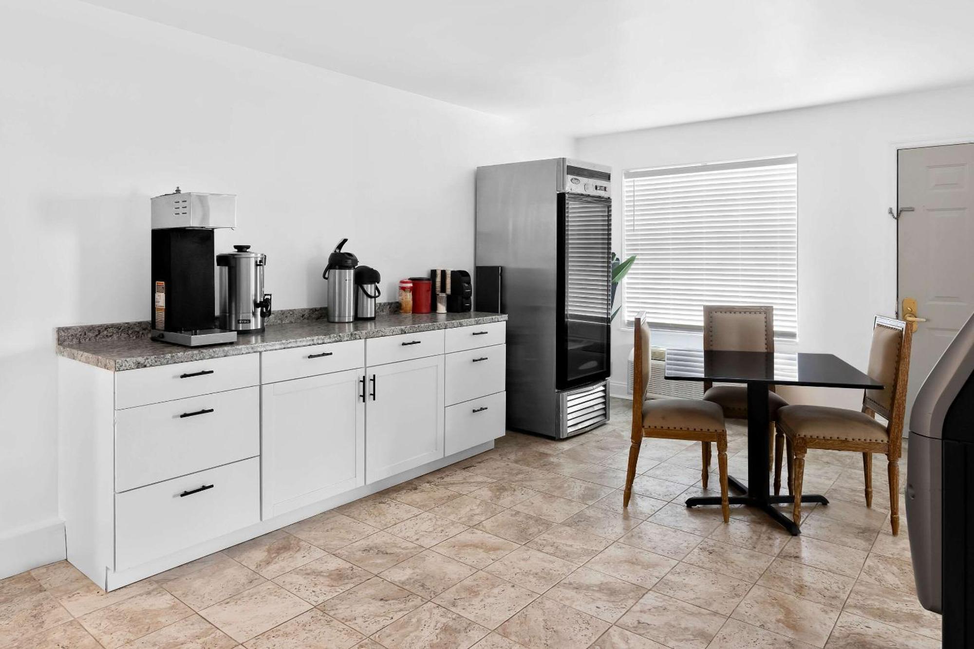 Suburban Studios by Choice Hotels: New Rooms with Kitchens & Premium Amenities Brunswick Exterior photo